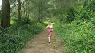 Je me déshabille dans un sentier public en forêt - I undress in a public path in the forest