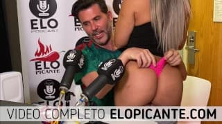 MALE DOLL INTERCAMBIA LA TANGA EN EL CUARTO PICANTE