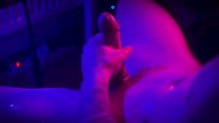 肮脏的热油家伙在这个夜晚抽搐他的硬鸡巴 |男性呻吟|射精特写