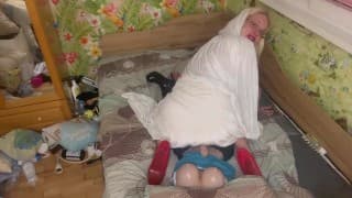 戴白色兜帽的女王 挑逗，吮吸和油打手枪变性人直到射精