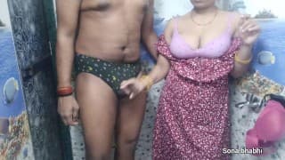 印度人德西·巴比（Desi Bhabhi）打手枪。男孩射精在她性感的蓝色内裤上。射精在内裤上。