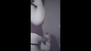我是个荡妇，我弄清楚我的阴户，想象我得到我紧绷的阴户狠狠地操