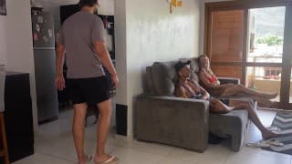 当戴绿帽的男人洗碗时，我和已婚女人做爱 - 帕蒂妻子